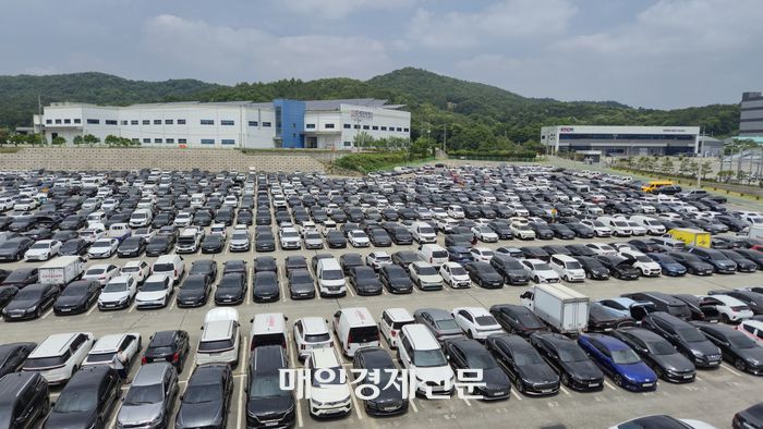 지난 9일 방문한 경기도 안성 롯데렌탈오토옥션. 중고차 경매에 나온 자동차들이 출품장에 주차돼 있다 [한창호 기자]