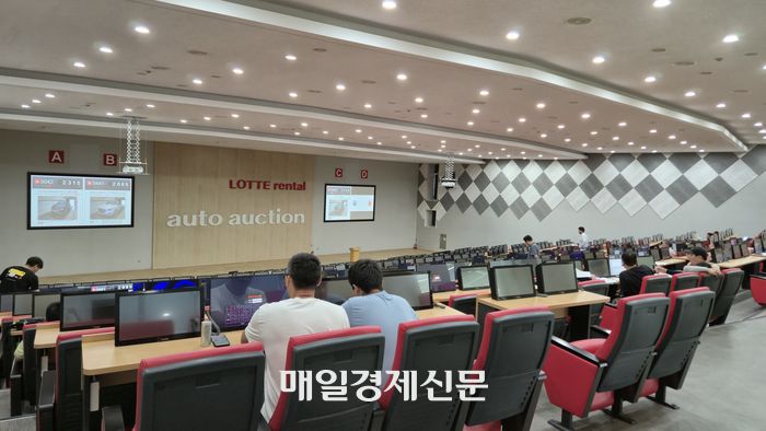 지난 9일 오후 안성 롯데텐탈오토옥션 경매장에서 중고차 경매가 잔행되고 있다 [한창호 기자]