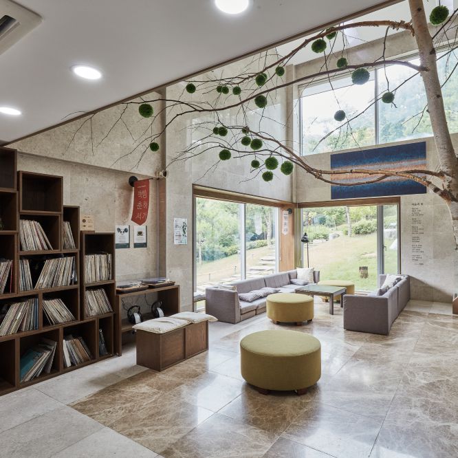 숲속 서재로 꾸민 ‘춘하서가’ / 사진=선마을