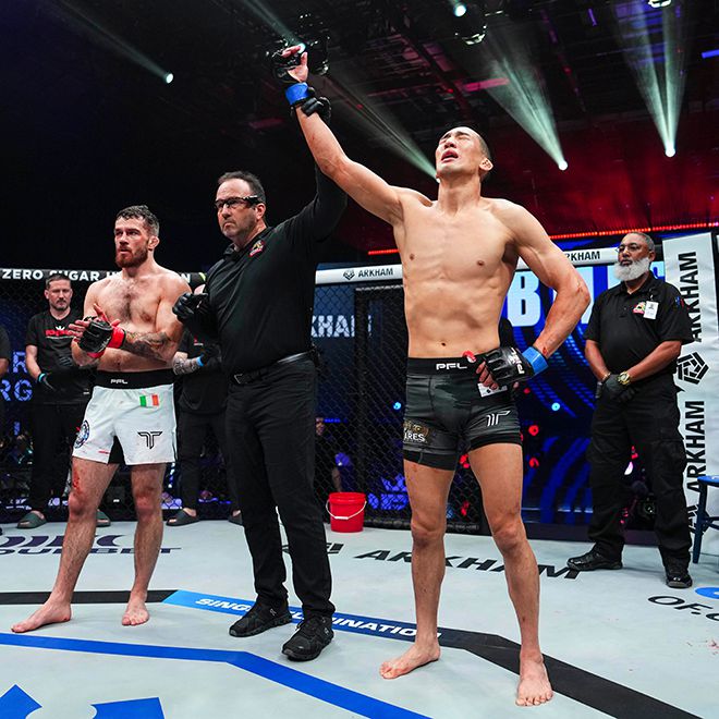 김태균이 우승상금 50만 달러 2025 PFL 월드 토너먼트 페더급 4강 진출 선언을 받으며 감격하고 있다. 왼쪽은 패배를 인정하며 박수를 보내는 국제종합격투기연맹 세계선수권대회 은메달리스트 네이선 켈리. 사진=MMAX Investment Partners, Inc.