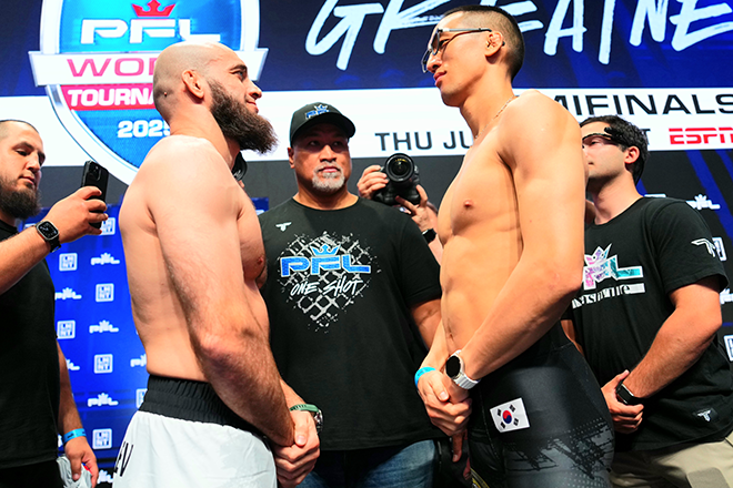 2021시즌 우승자 모블리트 하이불라예프가 2025년 6월 미국 테네시주 내슈빌 뮤니시펄 오디터리움 PFL 월드 토너먼트 페더급 준결승 공개 계체 행사에서 Brave CF 챔피언 결정전 출신 김태균과 마주 보고 있다. 사진=MMAX Investment Partners, Inc.
