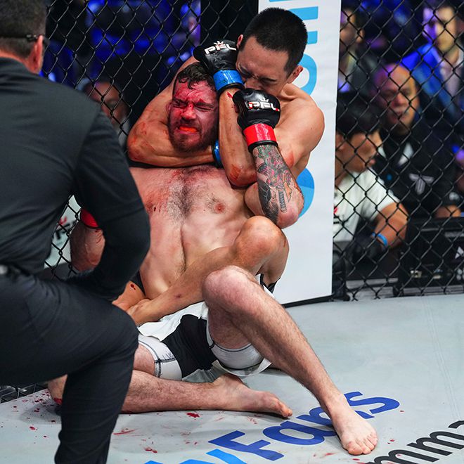 김태균(오른쪽)이 우승상금 50만 달러 2025 PFL 월드 토너먼트 페더급 8강전 맨손조르기로 국제종합격투기연맹 세계선수권대회 은메달리스트 네이선 켈리를 제압하고 있다. 사진=MMAX Investment Partners, Inc.