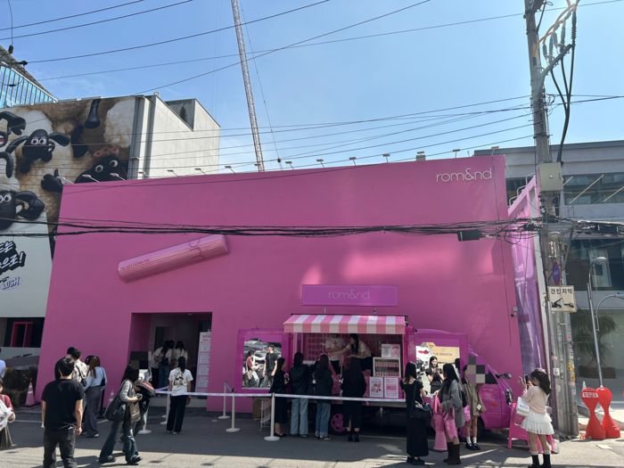 지난 4월 24일 서울 성동구 성수동에 문을 연 롬앤 1호 매장 핑크오피스가 방문객들로 북적이고 있다. [사진=아이패밀리에스씨]