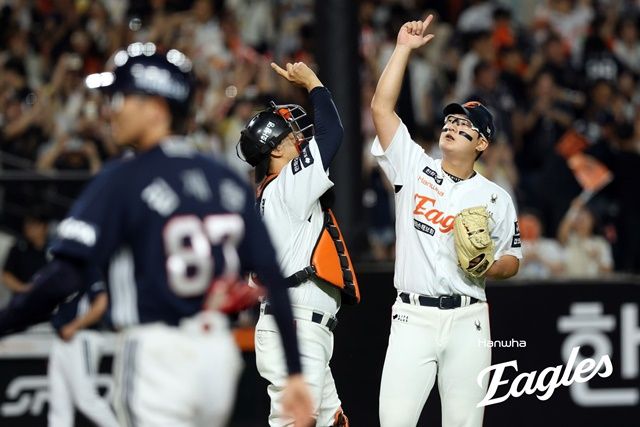 12일 대전 두산전에서 세이브를 올린 뒤 김서현이 기뻐하고 있다. 사진=한화 제공