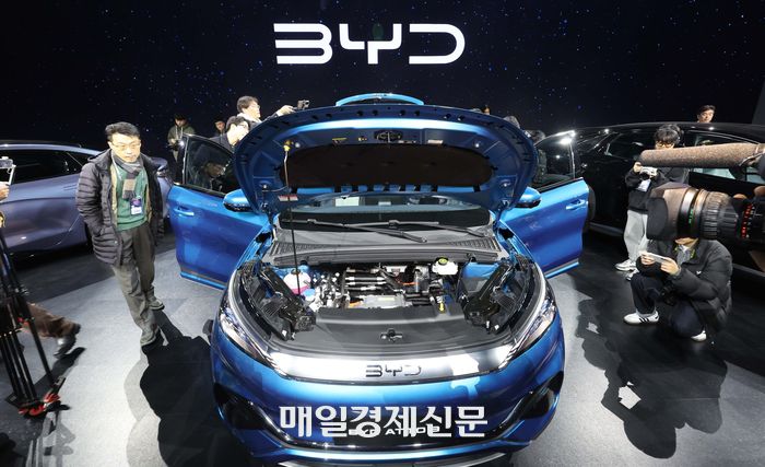 중국 전기차 BYD(비아디) 승용 브랜드 국내 공식 출범을 알리는 미디어 쇼케이스가 인천 중구 상상플랫폼에서 열린 가운데 참석자들이  중형 전기 세단 씰(SEAL, 왼쪽부터), 소형 전기 SUV 아토3(ATTO3), 중형 전기SUV 씨라이언7(SEALION7)을 살펴보고 있다.