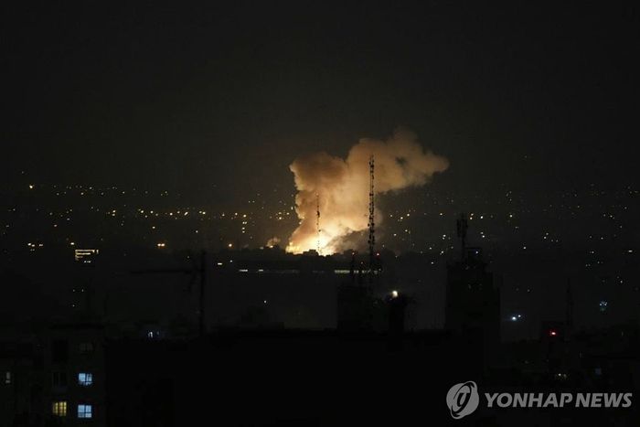 13일(현지시간) 이스라엘이 이란을 공습했다. 사진은 이란의 수도 테헤란에서 폭발로 인한 연기가 피어오르고 있는 모습. [사진 = 연합뉴스]