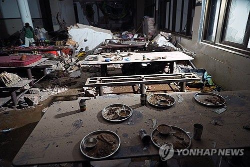 식탁 위에 그대로 남겨진 식판. [EPA 연합뉴스]