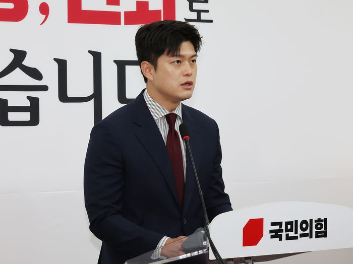 김용태 국민의힘 비상대책위원장이 13일 국회에서 이재명 대통령의 불법 대북송금 의혹 재판과 관련해 입장 발표를 하고 있다. [사진 출처 = 연합뉴스]