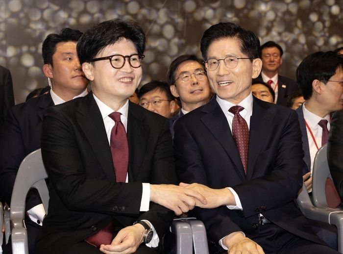 지난달 3일 국민의힘 대선 경선 당시 한동훈 후보(왼쪽)와 김문수 후보(오른쪽)가 경기 고양시 킨텍스에서 열린 국민의힘 최종 대선 후보 선출을 위한 전당대회에서 참석해 있는 모습. [사진 출처 = 공동취재단, 연합뉴스]