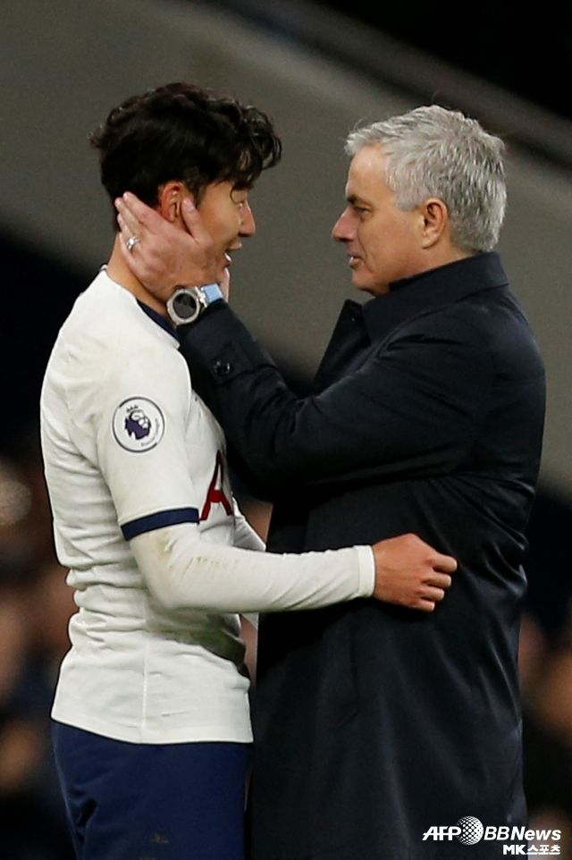 ‘더 보이 홋스퍼’는 “손흥민은 현재 커리어 황혼기에 접어들었고 토트넘이 그를 현금화하려고 해도 전혀 놀라운 일이 아니다. 물론 손흥민은 토트넘에서 여전히 최고의 선수다. 팀 재건에 있어 그의 경험과 리더십은 매우 귀중한 자산이다. 포스테코글루 감독은 그를 ‘리더’로 평가했다”고 바라봤다. 사진=AFPBBNews=News1