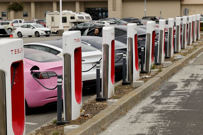 12일(현지시간) 미국 캘리포니아주 샌브루노의 한 쇼핑몰에 있는 테슬라 충전소의 모습. [EPA = 연합뉴스]