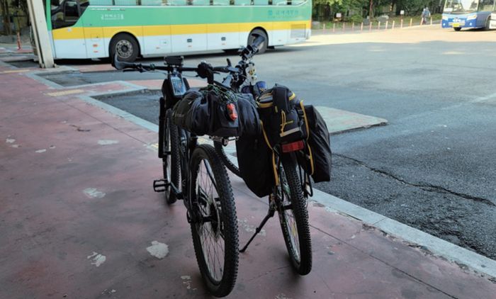 사진 왼쪽부터 국토종주 함께한 자전거/ 사진 = 미다스북스