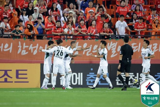 티아고가 6월 13일 강원 FC 원정에서 멀티골을 쏘아 올리며 전북 현대의 3-0 완승에 앞장섰다. 사진=한국프로축구연맹
