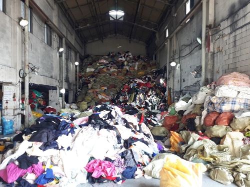 폐의류 수거 업체에서 수거한 폐의류. [연합뉴스]