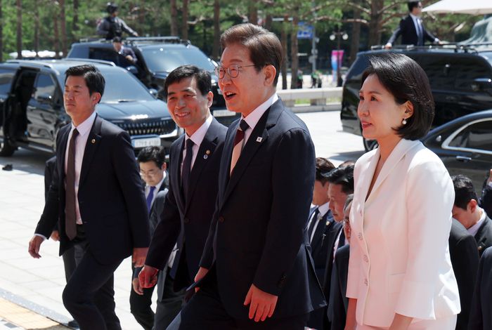 이재명 대통령이 취임 선서를 하기 위해 지난 4일 오전 서울 여의도 국회에 부인 김혜경 여사와 함께 들어서고 있다. [사진 출처 = 국회사진기자단, 연합뉴스]