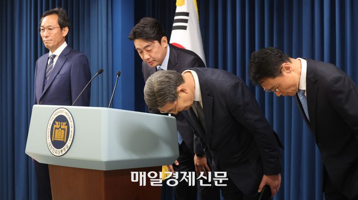 강훈식 대통령비서실장이 8일 서울 용산 대통령실청사 브리핑룸에서 인선 발표를 하고 있다. (왼쪽부터) 정무수석에 우상호 , 강 비서실장, 민정수석 오광수, 홍보수석 이규연 2025.06.08. [이승환기자]