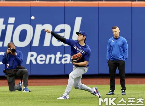 오타니 쇼헤이가 24일(한국시간) 미국 뉴욕주 플러싱의 시티필드에서 열리는 뉴욕 메츠와 원정경기를 앞두고 캐치볼을 소화하고 있다.사진=고홍석 MK스포츠 통신원
