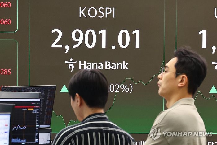 지난 11일 오전 서울 중구 하나은행 본점 딜링룸 현황판에 코스피가 표시돼 있다. [사진 출처 = 연합뉴스]