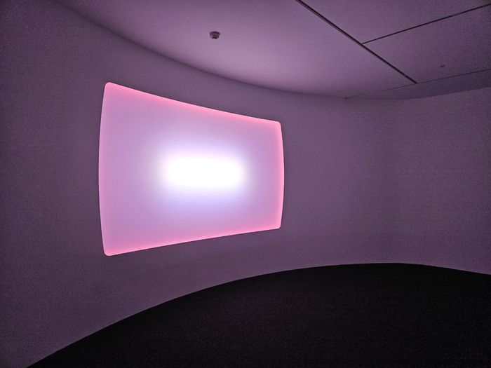 제임스 터렐 ‘Longing, Wide Elliptical Curved Glass’(2021). 송경은 기자