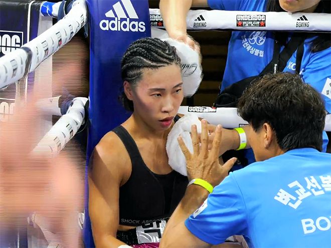 2025년 6월 이탈리아 노바라 ‘팔라이고르 고르곤촐라’ 세계복싱협회 플라이급 골드 챔피언결정전에서 대전변교선복싱클럽 변교선 관장의 지시를 듣고 있다. 박혜수는 WBA 라이트플라이급 아시아 챔피언이다. 사진=이탈리아복싱연맹(Federazione Pugilistica Italiana) 영상 화면