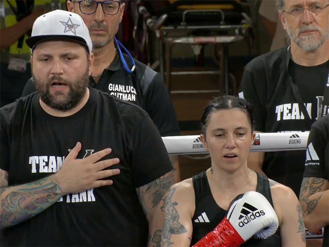 2025년 6월 노바라 ‘팔라이고르 고르곤촐라’ 세계복싱협회 여자 플라이급 골드타이틀매치 시작 전 이탈리아 국기에 경례하며 국가를 부르고 있다. 마르티나 베르닐레는 EBU 플라이급 챔피언을 지냈다. 사진=이탈리아복싱연맹(Federazione Pugilistica Italiana) 영상 화면