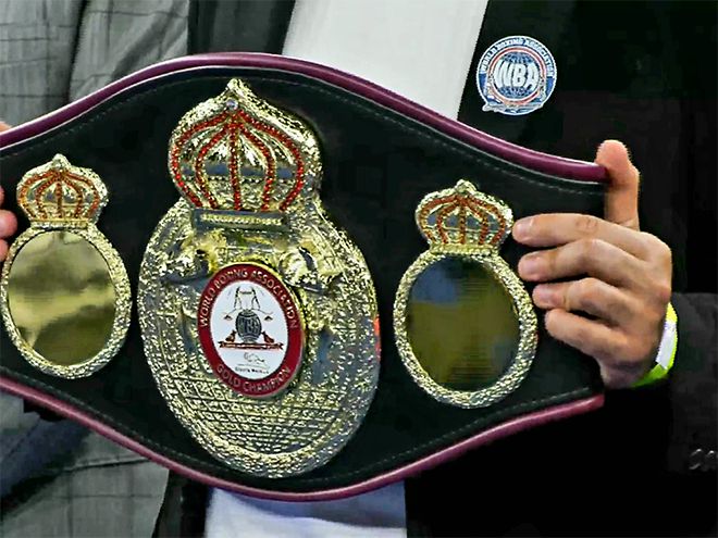 2025년 6월 세계복싱협회 여자 플라이급 골드타이틀매치 시작 전 이탈리아 노바라 ‘팔라이고르 고르곤촐라’ 4000여 관중에게 공개된 챔피언 벨트. 사진=이탈리아복싱연맹(Federazione Pugilistica Italiana) 영상 화면