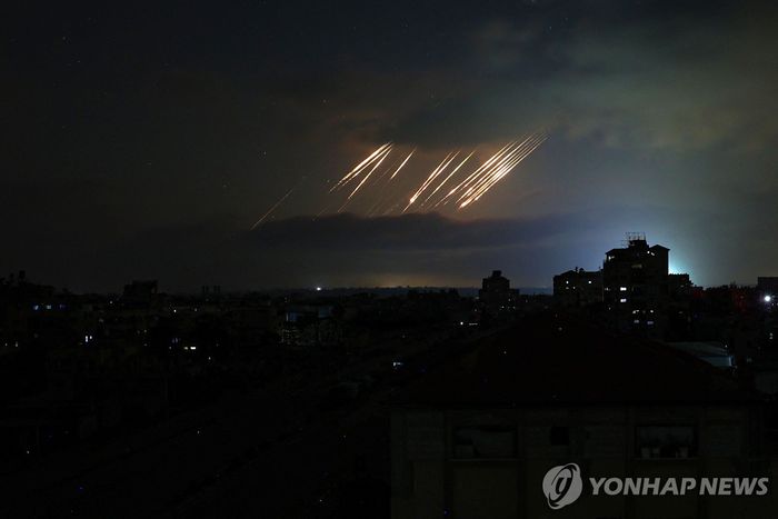 가자지구에서 목격된 이란의 미사일 궤적 [사진 = AFP 연합뉴스]