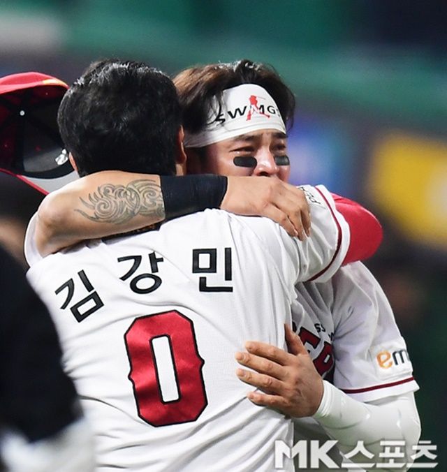 2022시즌 우승 후 김강민과 포옹하고 있는 추신수. 사진=김재현 기자