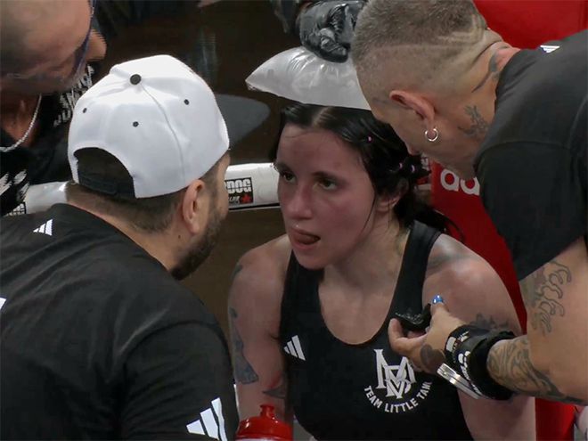 마르티나 베르닐레가 2025년 6월 이탈리아 노바라 ‘팔라이고르 고르곤촐라’ 세계복싱협회 여자 플라이급 골드 챔피언결정전에서 세컨드 지시를 듣고 있다. 베르닐레는 EBU 플라이급 챔피언을 지냈다. 사진=이탈리아복싱연맹(Federazione Pugilistica Italiana) 영상 화면