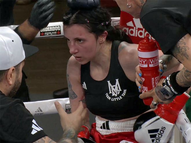 마르티나 베르닐레가 2025년 6월 이탈리아 노바라 ‘팔라이고르 고르곤촐라’ 세계복싱협회 여자 플라이급 골드 챔피언결정전에서 세컨드 지시를 듣고 있다. 베르닐레는 EBU 플라이급 챔피언을 지냈다. 사진=이탈리아복싱연맹(Federazione Pugilistica Italiana) 영상 화면