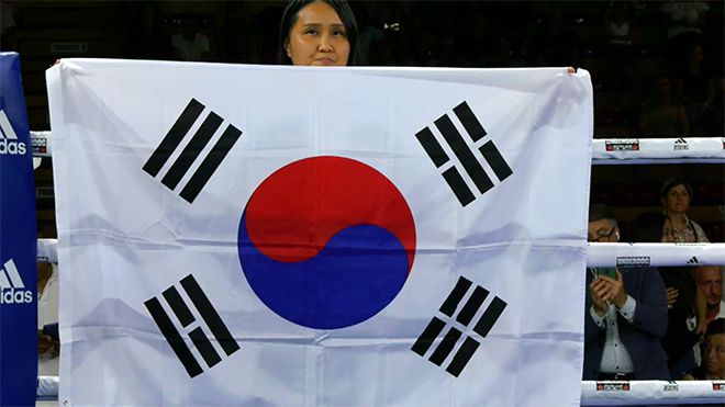 2025년 6월 이탈리아 노바라 ‘팔라이고르 고르곤촐라’ 세계복싱협회 여자 플라이급 골드타이틀매치 시작 전 대한민국 국민의례를 위해 펼쳐진 태극기. 사진=이탈리아복싱연맹(Federazione Pugilistica Italiana) 영상 화면