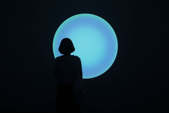 한 관람객이 제임스 터렐의 ‘Marazion, Circular Glass’(2021)를 감상하고 있다. 연합뉴스