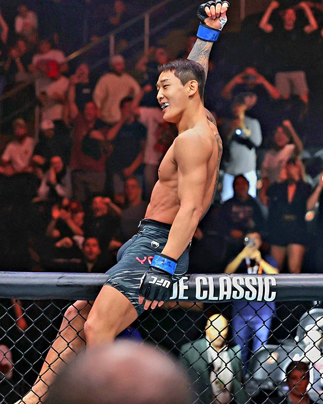대한민국 UFC 23호 파이터로 데뷔한 유주상이 2025년 6월 미국 뉴저지주 뉴어크 프루덴셜 센터에서 승리를 기뻐하고 있다. 사진=TKO