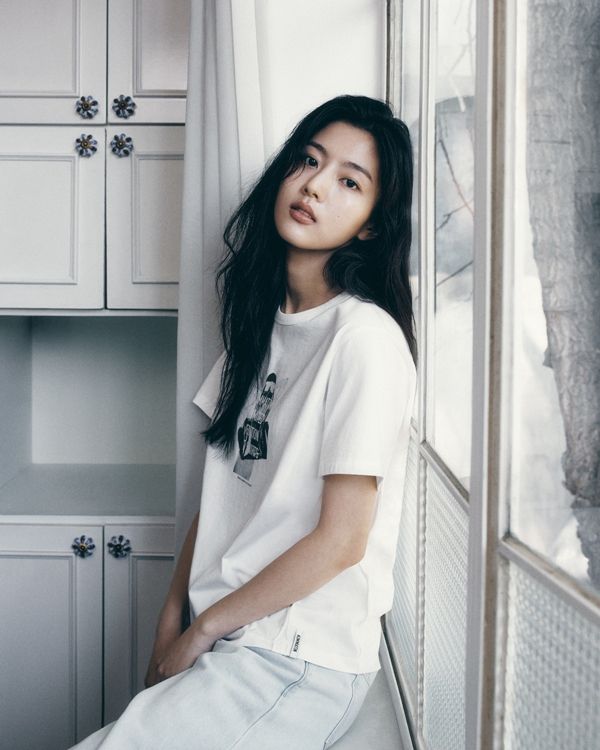 매니지먼트숲은 16일 공식 SNS를 통해 신은수의 새로운 프로필을 공개했다. 배우 신은수의 다양한 면면을 그려내는 큰 틀 안에서 화보적으로 풀어낸 이번 프로필은 신은수 특유의 매력이 아낌없이 담겨있다.