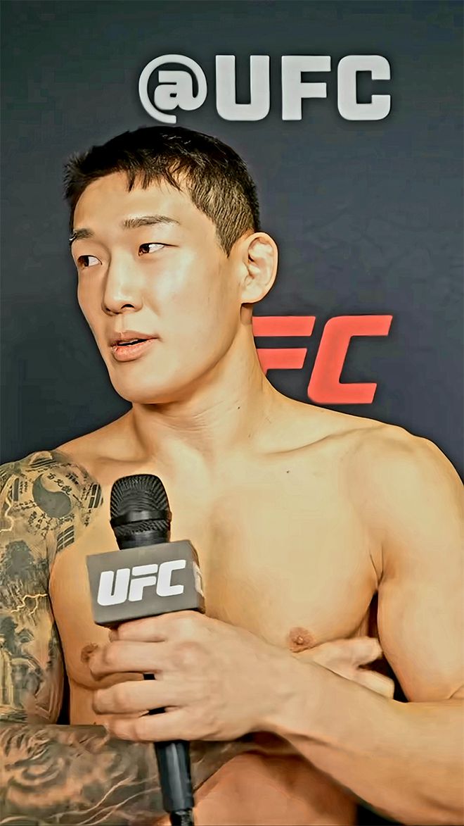 유주상이 2025년 6월 미국 뉴저지주 뉴어크 프루덴셜 센터 UFC 316 오피셜 포스트 파이트 인터뷰 질문을 듣고 있다. 사진=TKO