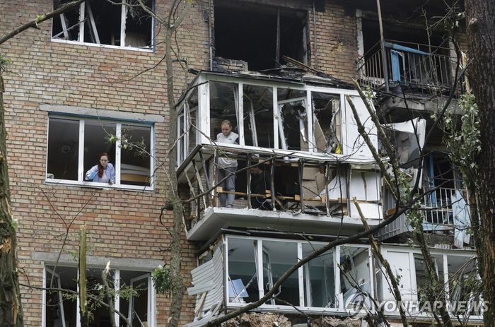 러시아 공습에 부서진 우크라이나 키이우의 아파트. EPA 연합뉴스