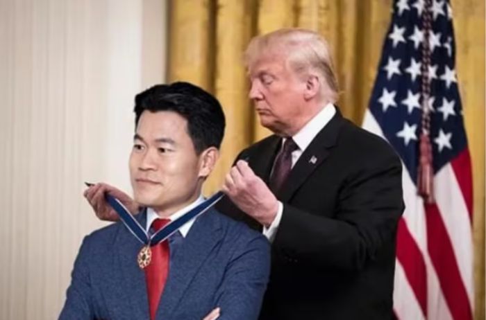 전한길씨가 도널드 트럼프 미국 대통령으로부터 훈장을 받는 사진. [사진 = 보수성향 페이스북 그룹 갈무리]