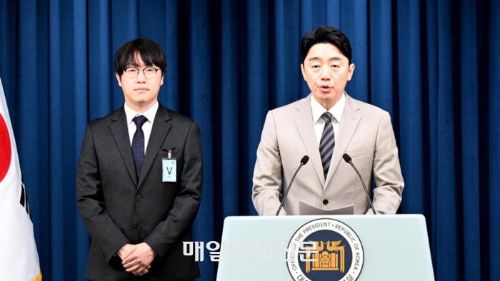 강훈식 대통령비서실장이 15일 서울 용산 대통령실에서 인선 발표를 하고 있다. 왼쪽은 이날 임명된 하정우 AI미래기획수석. [김호영 기자]