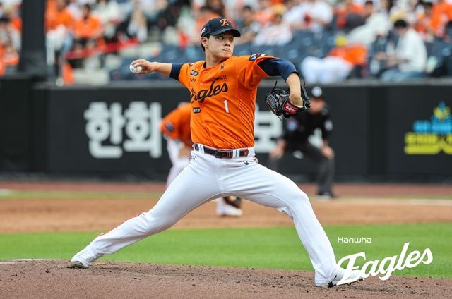 문동주가 15일 대전 LG전에서 공을 뿌리고 있다. 사진=한화 제공