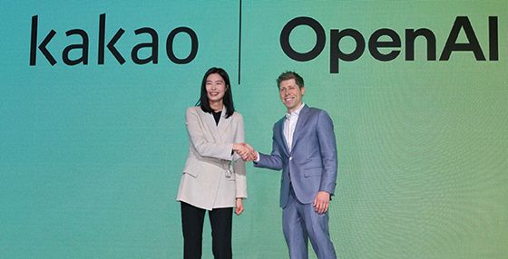 샘 올트먼 오픈AI CEO가 서울 중구 더 플라자 호텔에서 열린 카카오와의 전략적 제휴 관련 기자간담회에서 정신아 카카오 대표와 만났다.