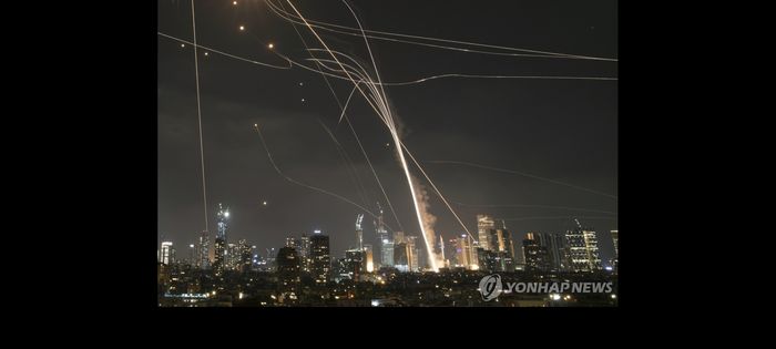 텔아비브 상공 ‘아이언돔’ 작동 [사진 = 텔아비브 AP 연합뉴스]