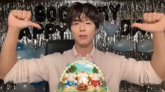박보검이 생일날 ‘폭싹’ 무너졌다. 팬들과 동료들이 보내온 선물과 사랑 앞에서다.사진=유튜브 채널