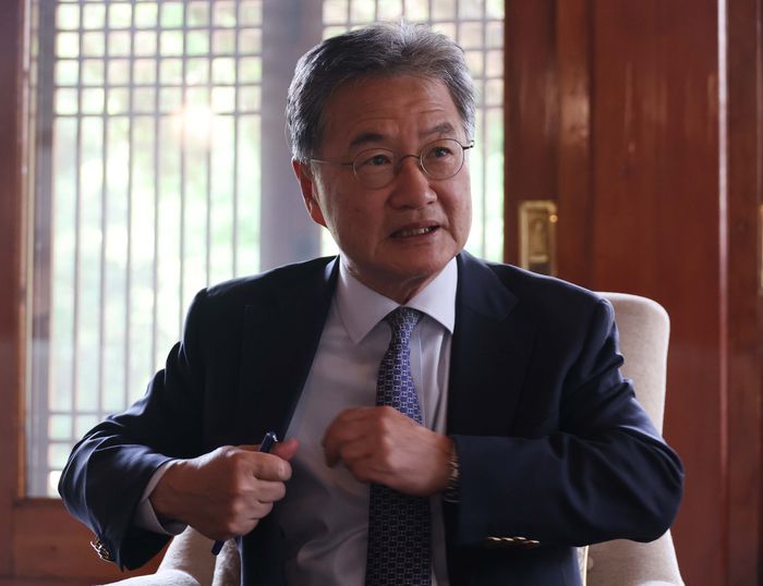 조셉 윤 주한미국대사대리가 17일 서울 중구의 대사관저(하비브하우스)에서 매일경제와 인터뷰하고 있다. [한주형 기자]