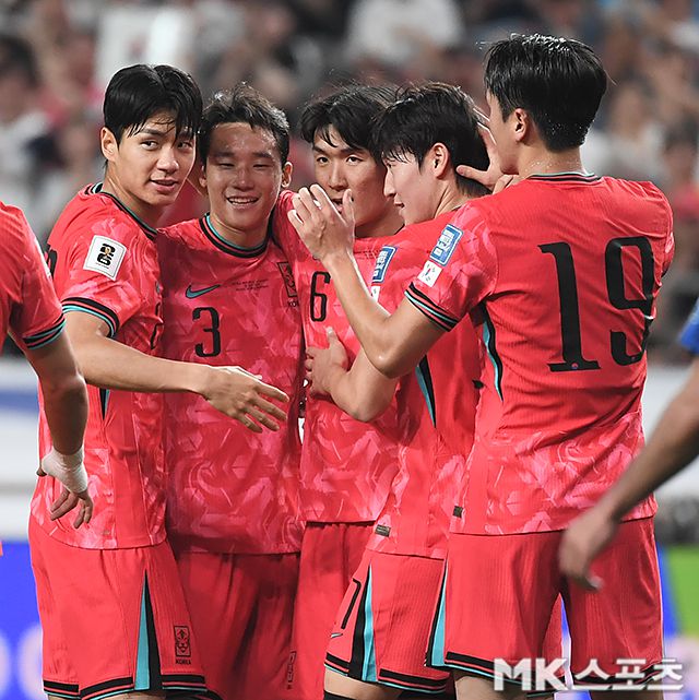 포옛 감독을 만나 잠재력을 폭발시키고 있는 전진우(사진 맨 왼쪽). 사진=천정환 기자