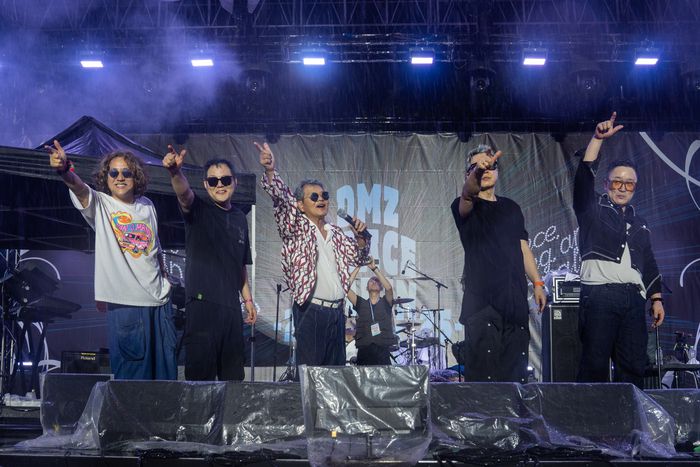 지난 13~15일 강원 철원 고석정에서 열린 DMZ 피스트레인 뮤직 페스티벌 마지막 무대에 오른 밴드 ‘사랑과 평화’가 관객에게 ‘러브 앤 피스!’를 외치며 인사하고 있다. 왼쪽부터 키보드 이권희, 드럼 정재욱, 보컬 이철호, 베이스 박태진, 기타 이해준. [사진 = DMZ 피스트레인 사무국]