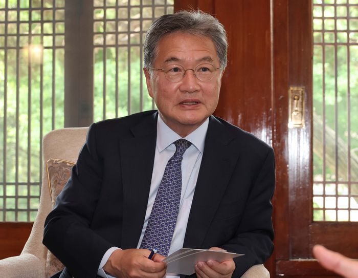 조셉 윤 주한미국대사대리가 17일 서울 중구의 대사관저(하비브하우스)에서 매일경제와 인터뷰하고 있다. [한주형 기자]