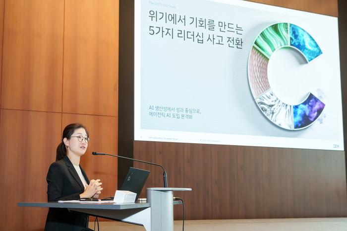 김현정 한국IBM 컨설팅 대표가 17일 열린 ‘AI 인사이트 포럼’에서 글로벌 CEO 2000명을 대상으로 한 AI 관련 설문 조사 결과를 발표하고 있다. <사진=한국 IBM>