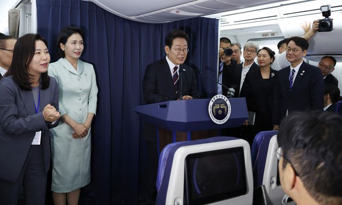이재명 대통령이 16일 G7 정상회의 참석을 위해 캐나다 캘거리로 향하는 공군 1호기 기내에서 기자회견을 하고 있다.2025.06.16 캘거리/김호영기자