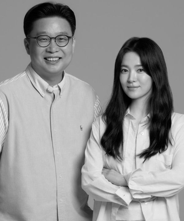 올해 광복 80주년을 맞아 서경덕 성신여대 교수와 배우 송혜교가 의기투합해 사이판과 티니안의 한국 역사 안내서 1만부를 기증했다. 사진=서경덕 교수