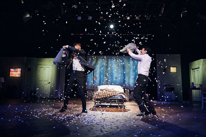 연극 ‘킬 미 나우’에서 장애가 없는 조이와 아프지 않은 제이크가 베개 싸움을 하는 상상 장면. 연극열전